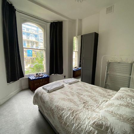Bustling Western Apartment Londra Esterno foto
